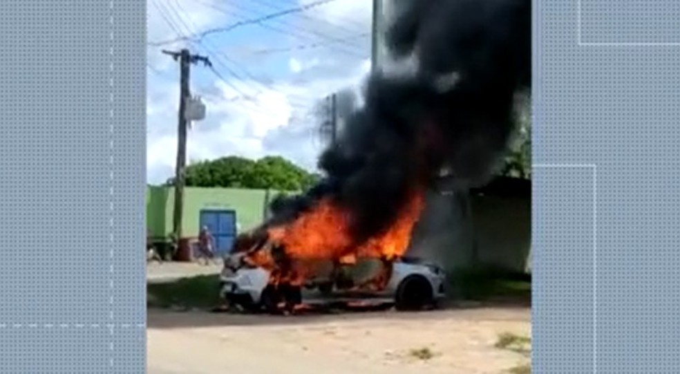 Carro de motorista que atropelou e matou criança é incendiado — Foto: Reprodução
