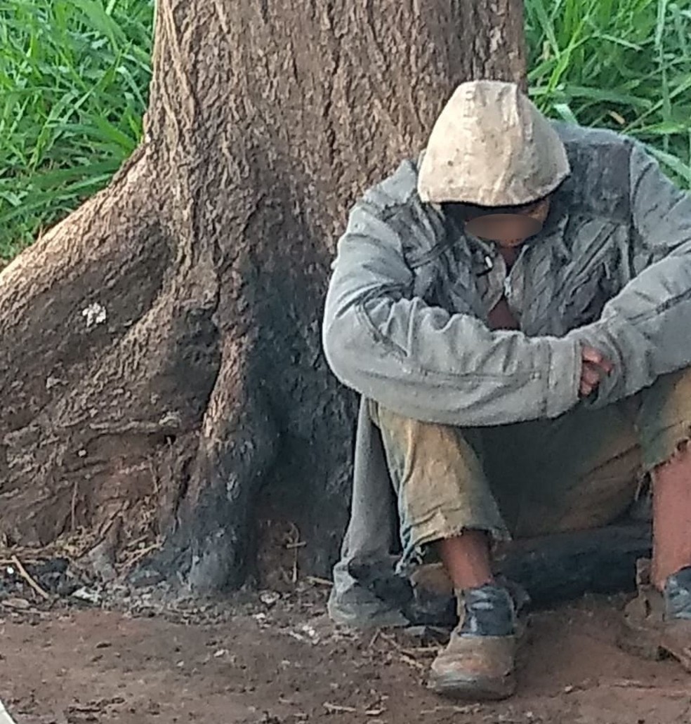 Homem foi resgatado por policiais no distrito de Porto Primavera, em Rosana — Foto: Polícia Civil