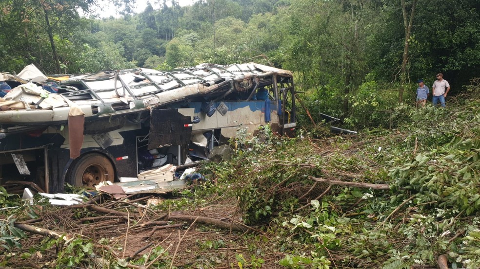 Ônibus cai em ribanceira e deixa 11 mortos e outros 20 feridos, em Sapopema — Foto: PRE