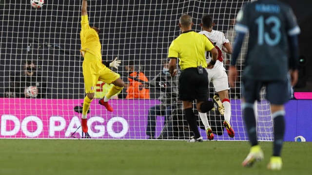 O goleiro Gallese se estica mas não evita o gol de Lautaro Martínez
