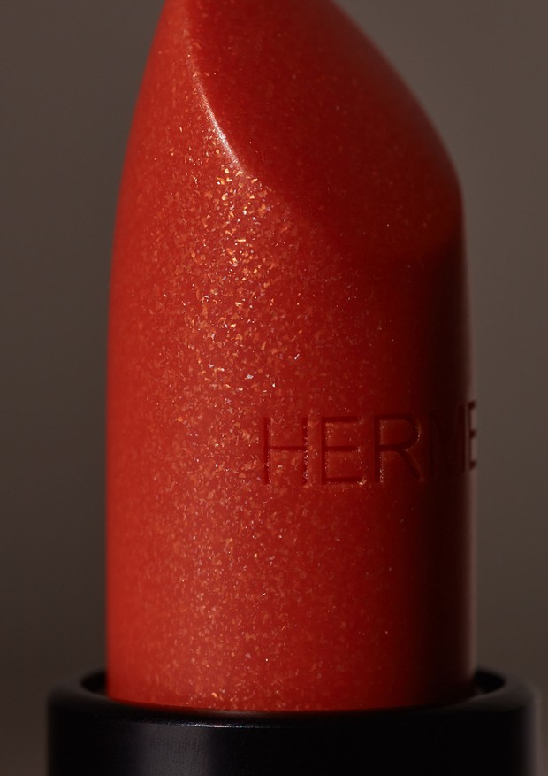 O brilho labial Poppy Lip Shine (R$ 400) da linha Rouge Hermès, a primeira do métier de beleza da grife (Foto: Lorena Dini)