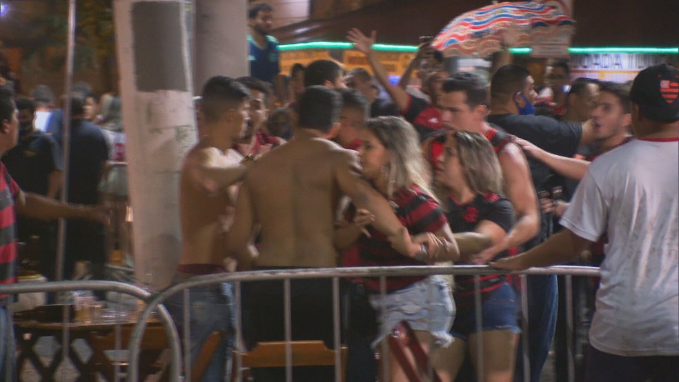Torcedores cariocas discutiram durante a partida na quinta-feira (25) — Foto: Reprodução/TV Globo