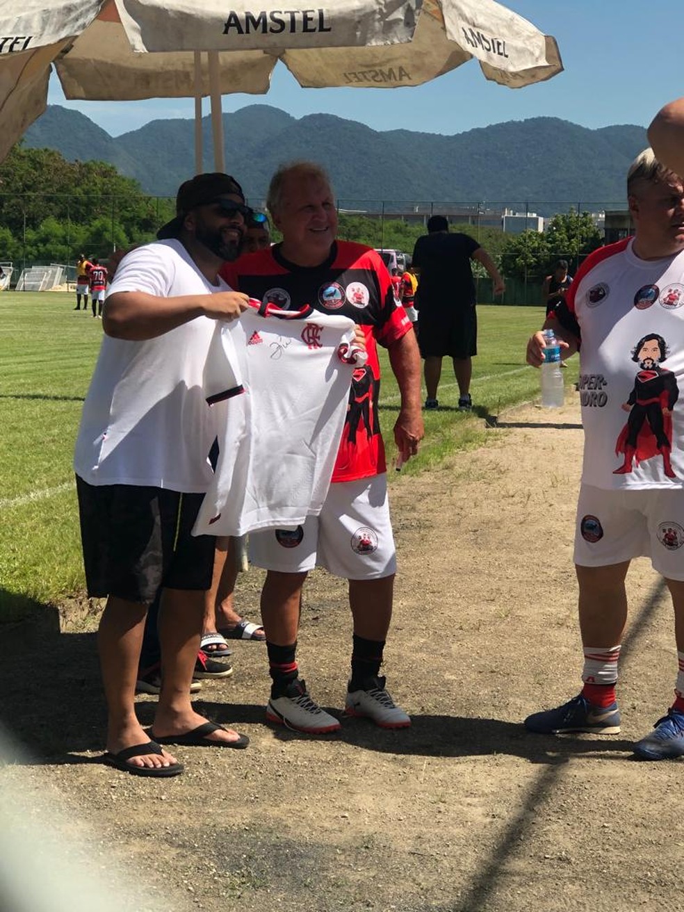 Zico atendendo a um f&atilde; em futebol no CFZ &mdash; Foto: Reprodu&ccedil;&atilde;o