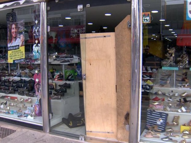Loja de calçados na Serra usa pedaços de madeira na entrada (Foto: Reprodução/ TV Gazeta)