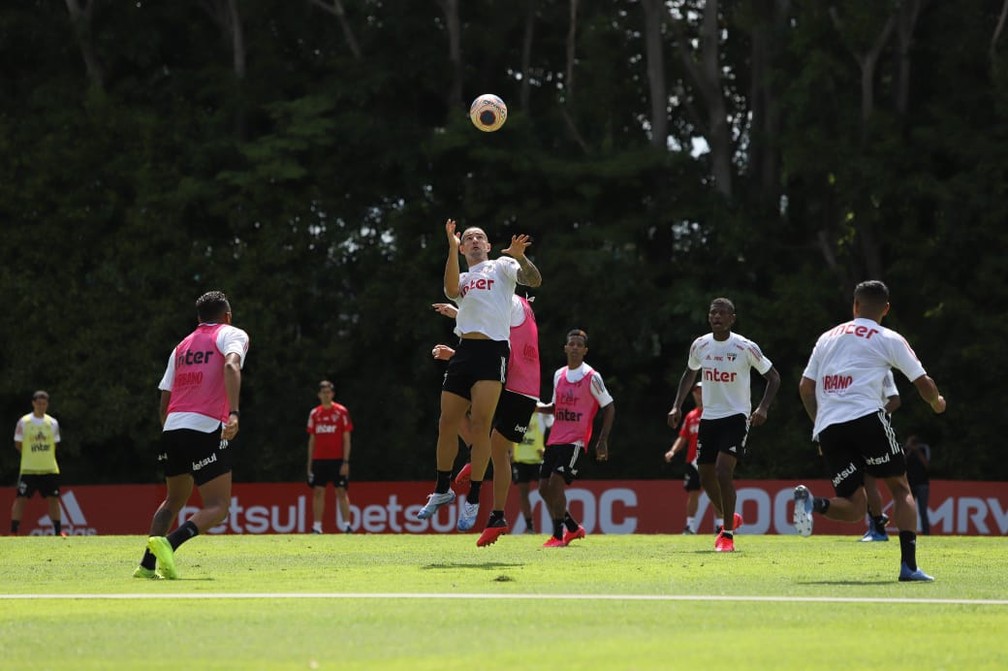 Pato disputa a bola de cabeça em treino do São Paulo — Foto: Marcos Paulo
