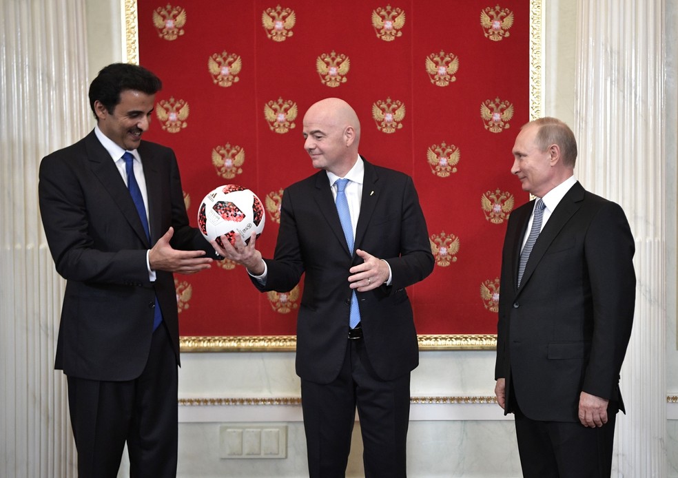 Putin passa o bastão da Copa do Mundo para o Catar (Foto: EFE/EPA/ALEXEI NIKOLSKY)
