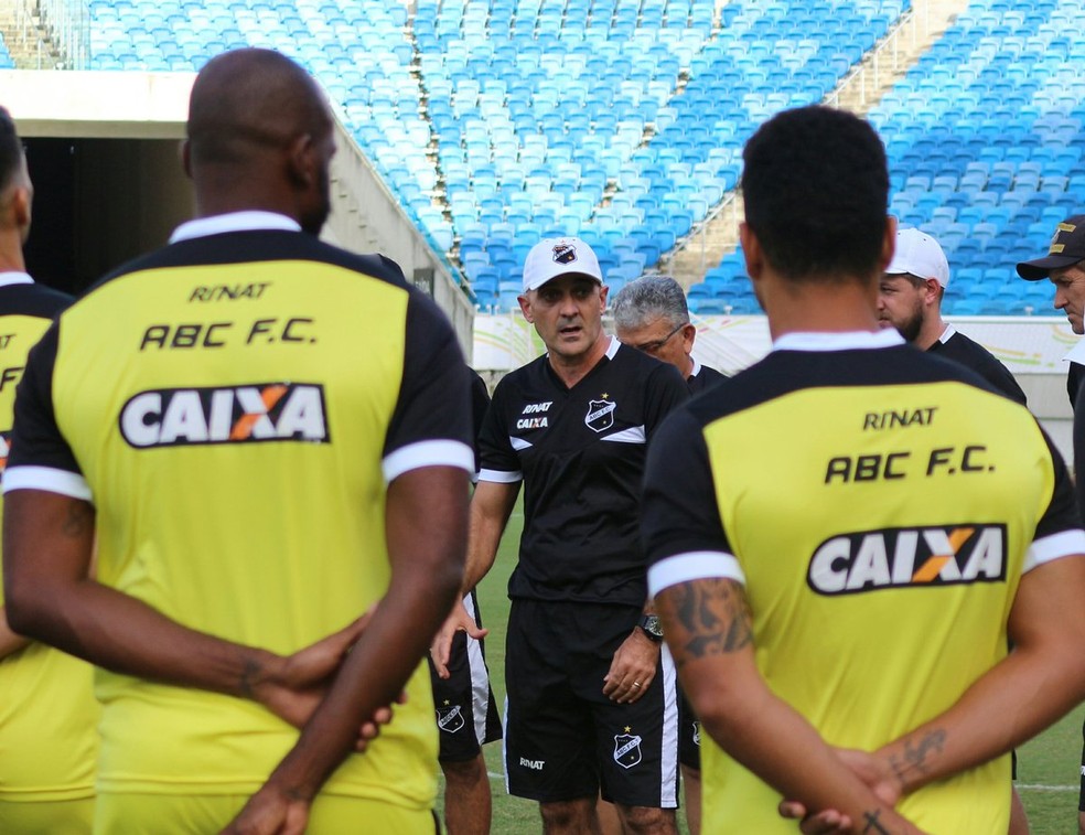 Itamar Schülle busca opções no ABC (Foto: Andrei Torres/ABC)