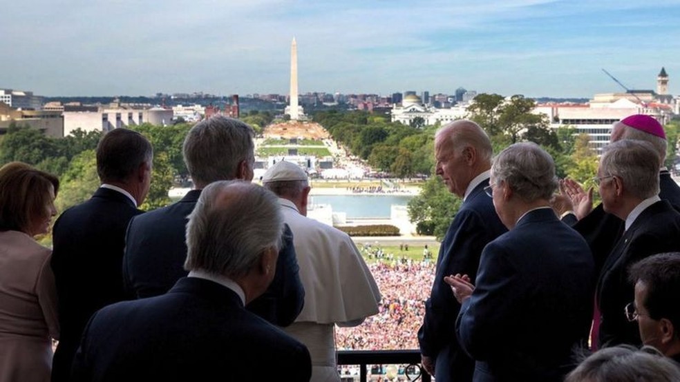 Papa Francisco e Joe Biden, que na época era vice-presidente dos EUA, em foto de setembro de 2015 em Washington — Foto: David Lienemann/Casa Branca