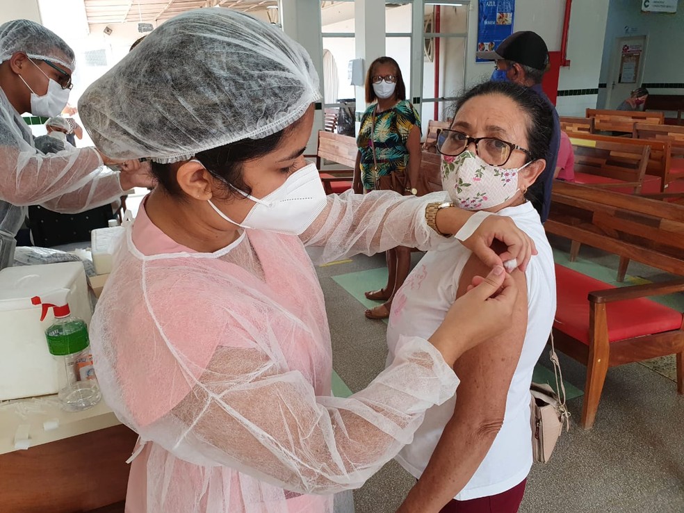 Maria do Socorro foi uma das vacinadas contra a Covid-19 neste sábado (10) em Rio Branco — Foto: Andryo Amaral/Rede Amazônica Acre