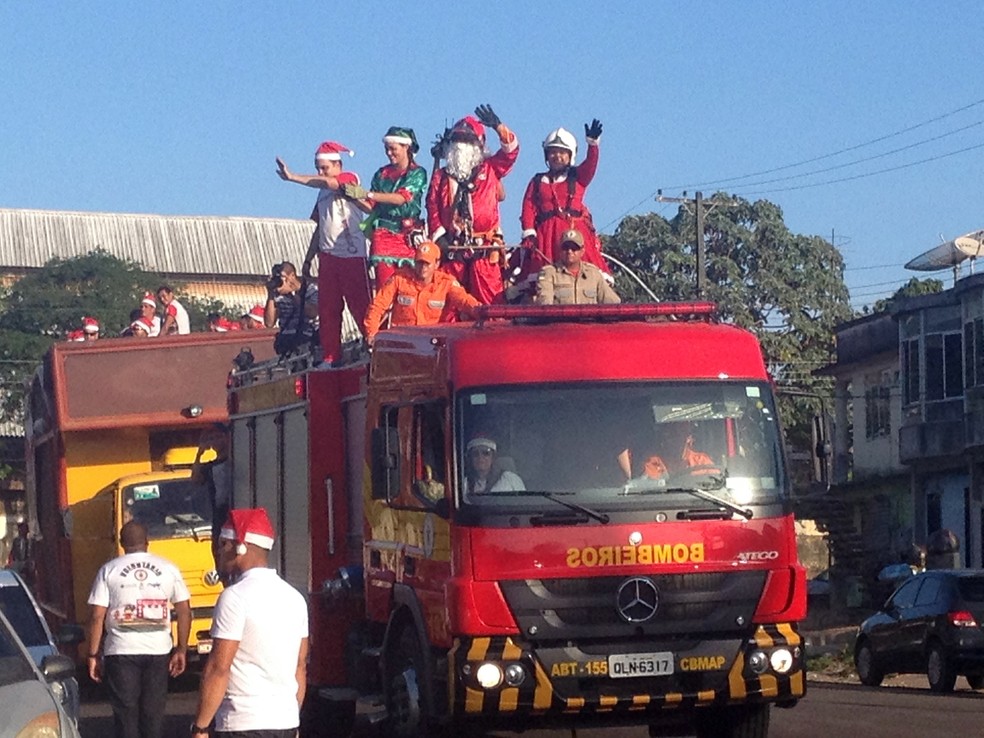 'Natal Solidário' dos Bombeiros distribui brinquedos para crianças no Natal (Foto: Jéssica Alves/G1)
