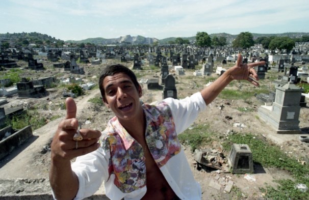 No Cemitério de Inhaúma, em 1991: artista organizava pagodes perto do local