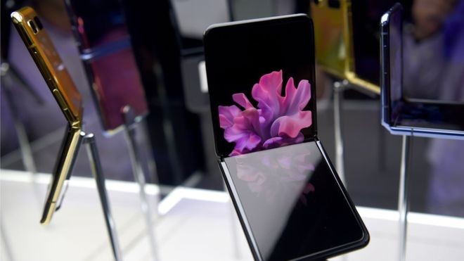 O 'vidro flexível' é um dos principais diferenciais do Galaxy Z Flip (Foto: Getty Images via BBC News Brasil)