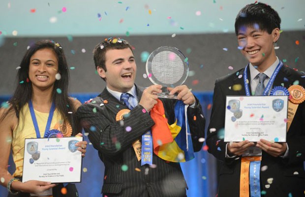 Eesha Khare, de 18 anos (à esquerda), ao lado do estudante romeno Ionut Budisteanu, de 19 anos, primeiro colocado na Feira Internacional de Ciência e Engenharia da Intel, e Henry Lin, de anos 17, (à direita). (Foto: Divulgação: Intel/Chris Ayers)