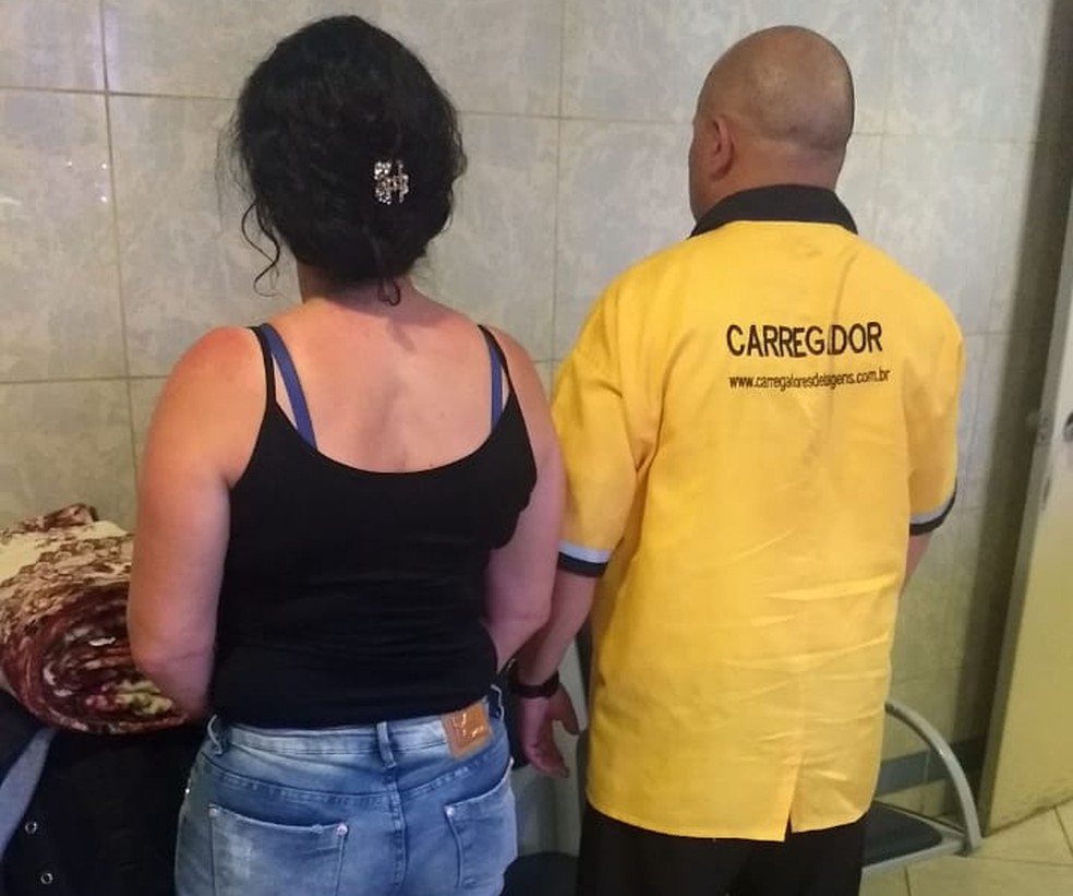 Mulher e suspeito foram detidos após apreensão em Araçariguama (Foto: Divulgação/Polícia Rodoviária)