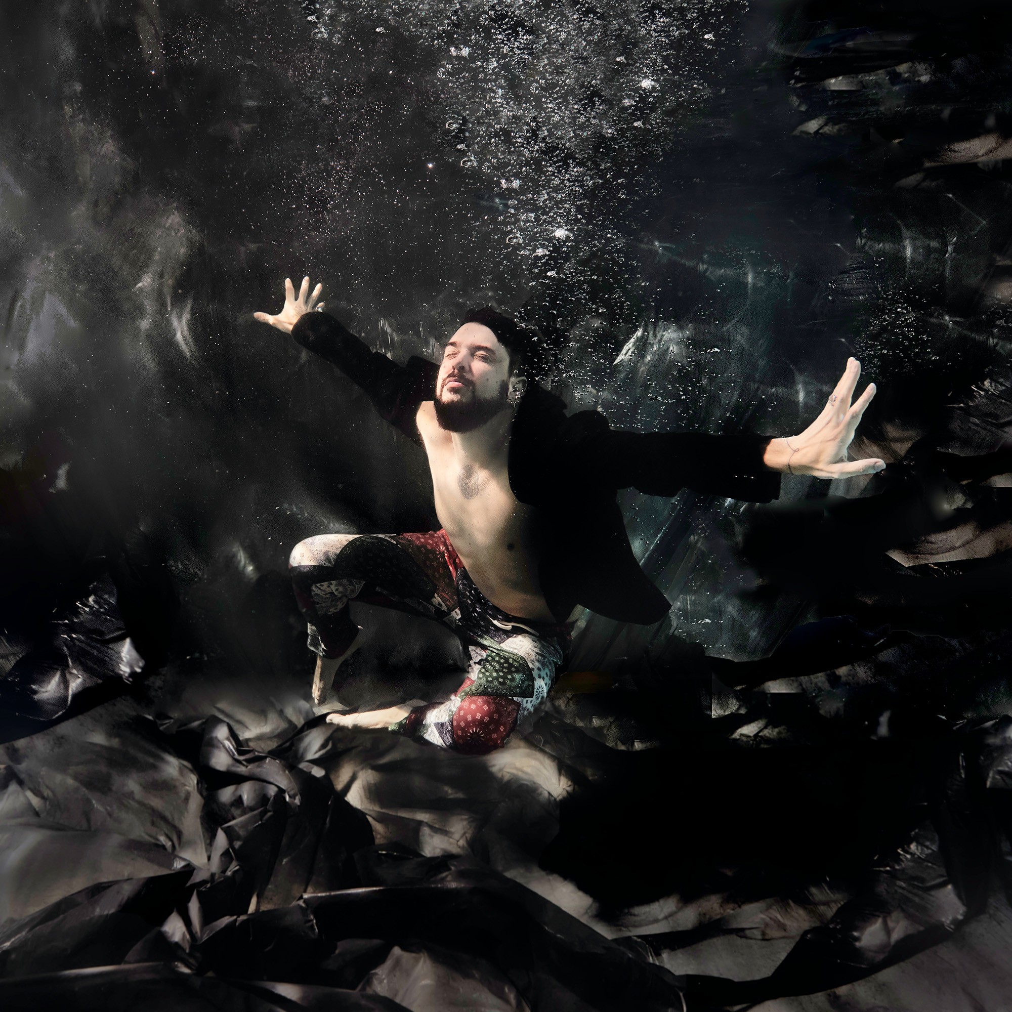 Pedro Altério, integrante do grupo 5 a Seco, faz a própria festa com 'a voz de dentro' no álbum solo 'De cara limpa'