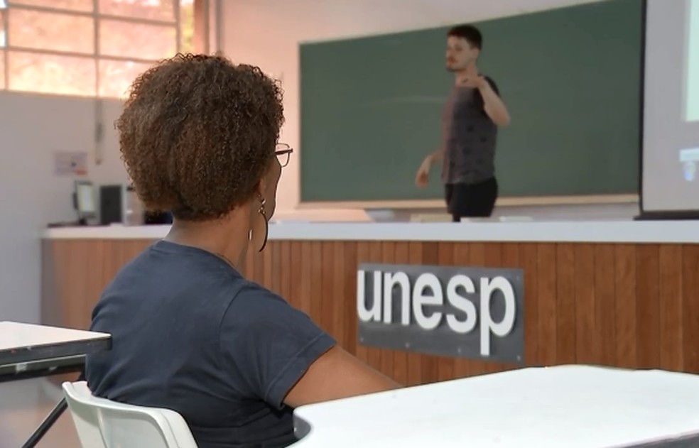 Faxineira da Unesp que sonha em ser bi&oacute;loga se prepara para a 2&ordf; fase do  Enem: '&Eacute; a parte que eu mais gosto' | Bauru e Mar&iacute;lia | G1