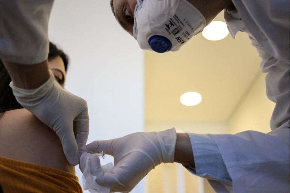 Médica é a primeira voluntária a tomar a vacina chinesa Coronavac, do laboratório Sinovac, em teste no Brasil. Vacina será aplicada pelo Instituto Butantan em 9 mil profissionais da saúde em todo o país. — Foto: Divulgação/Governo de SP
