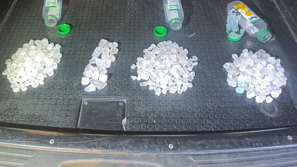 Diamantes estavam na mochila do passageiro e foram apreendidos pela PM — Foto: Baep/Polícia Militar/Divulgação