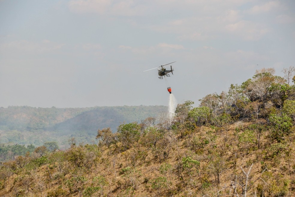 Equipes combatem incêndios na serra de Lajeado; registro foi feito em 2020 — Foto: Luiz Henrique Machado/Governo do Tocantins