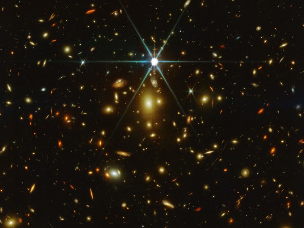 Primeira imagem feita pelo Telescópio James Webb de Earendel, a estrela mais distante conhecida no Universo (Foto: @CosmicSprngJWST/Twitter/Reprodução)