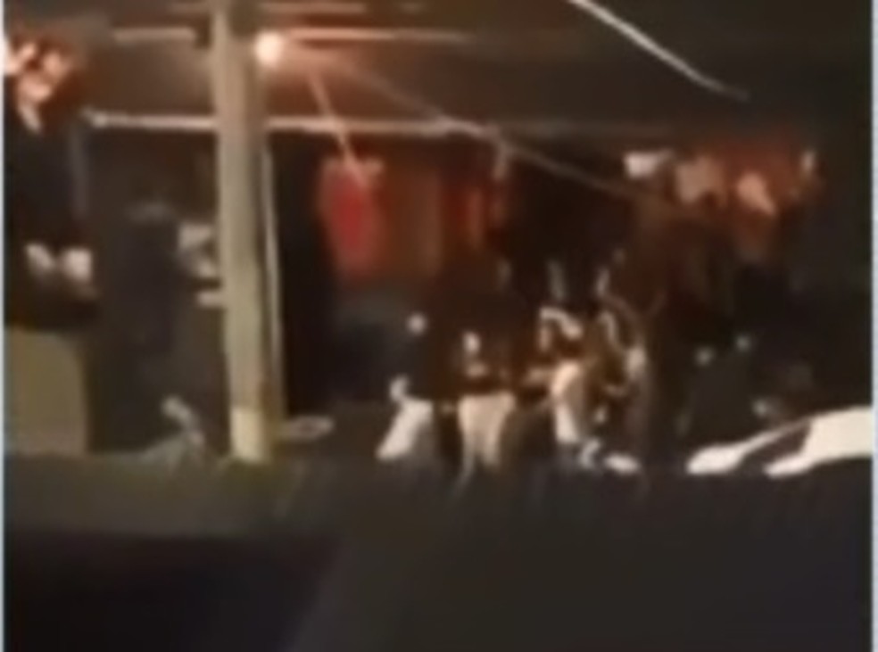 Briga em bar na Grande Florianópolis terminou com tiros para o alto e uma pessoa ferida  — Foto: NSC TV/Reprodução 