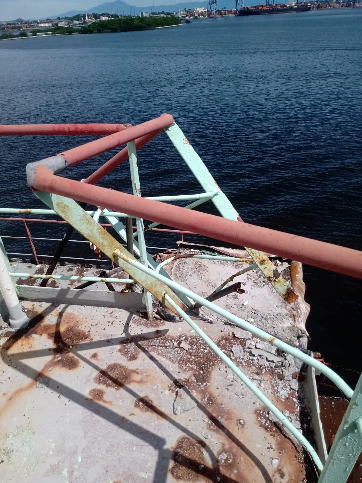 Avarias sofridas pelo navio São Luiz, que colidiu com a Ponte Rio-Niterói — Foto: Divulgação
