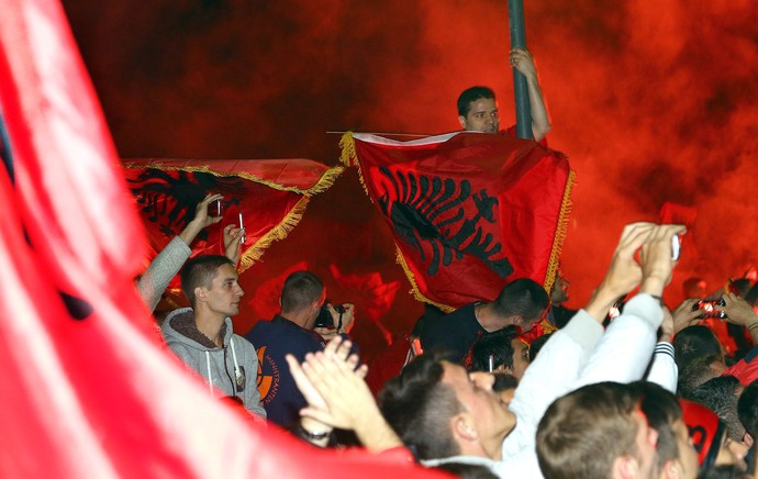 Torcedores da Albânia (Foto: Agência AP )