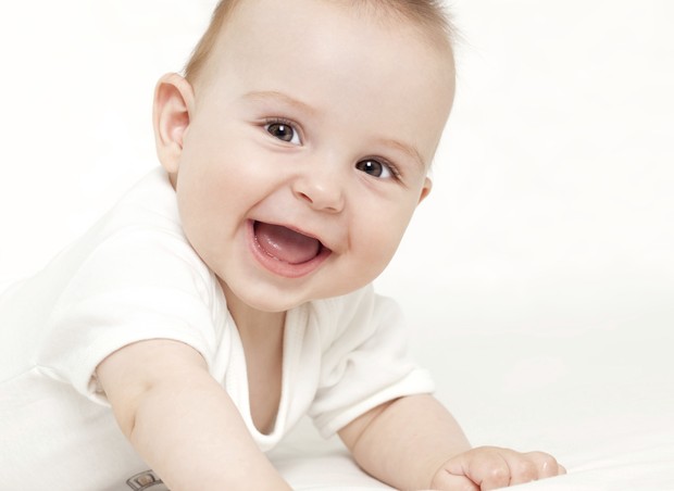 Bebê, sustentando corpo; sorriso; desenvolvimento (Foto: Thinkstock)