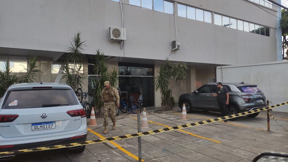 Esquadrão antibomba do Bope isolou a área externa do HGE após explosão — Foto: Arquivo pessoal