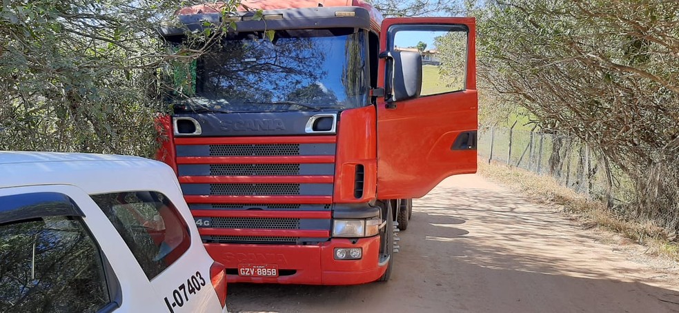 Homem &eacute; preso ao ser abordado com caminh&atilde;o roubado em Sorocaba &mdash; Foto: Divulga&ccedil;&atilde;o/Pol&iacute;cia Militar