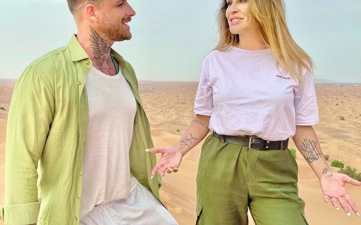 Em Dubai, Cleo combina look com marido em passeio pelo deserto