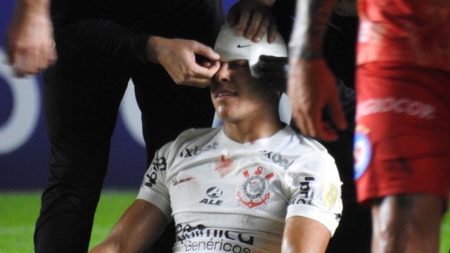 Roni é atendido após levar cotovelada em Argentinos Juniors x Corinthians