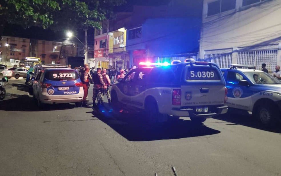 Homem é baleado e morre no bairro da Santa Mônica; sindicato diz que vítima era policial civil — Foto: Dalton Soares/TV Bahia