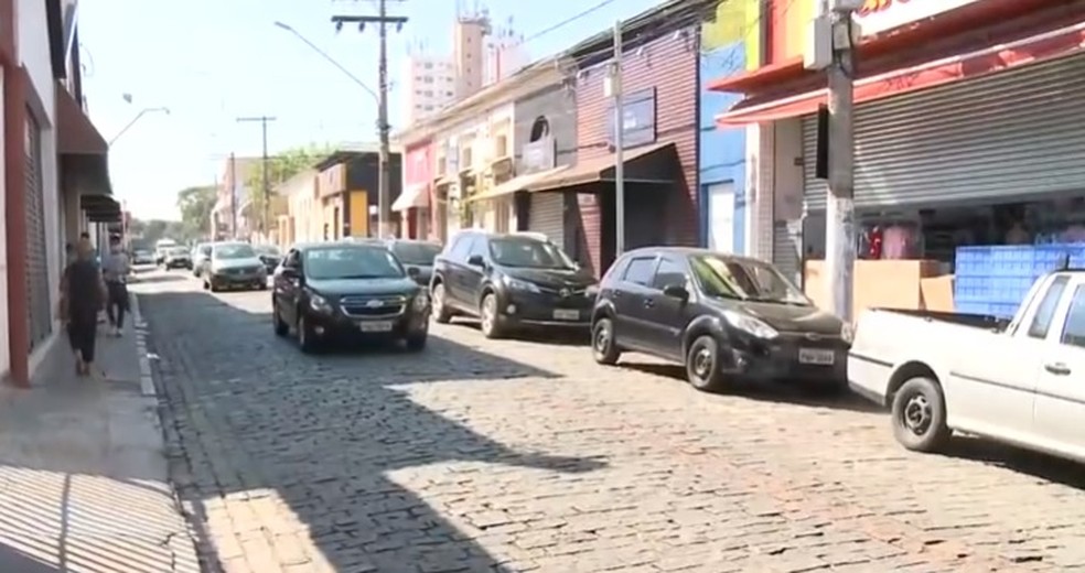 Com&eacute;rcio no centro de Atibaia &mdash; Foto: TV Vanguarda/Reprodu&ccedil;&atilde;o