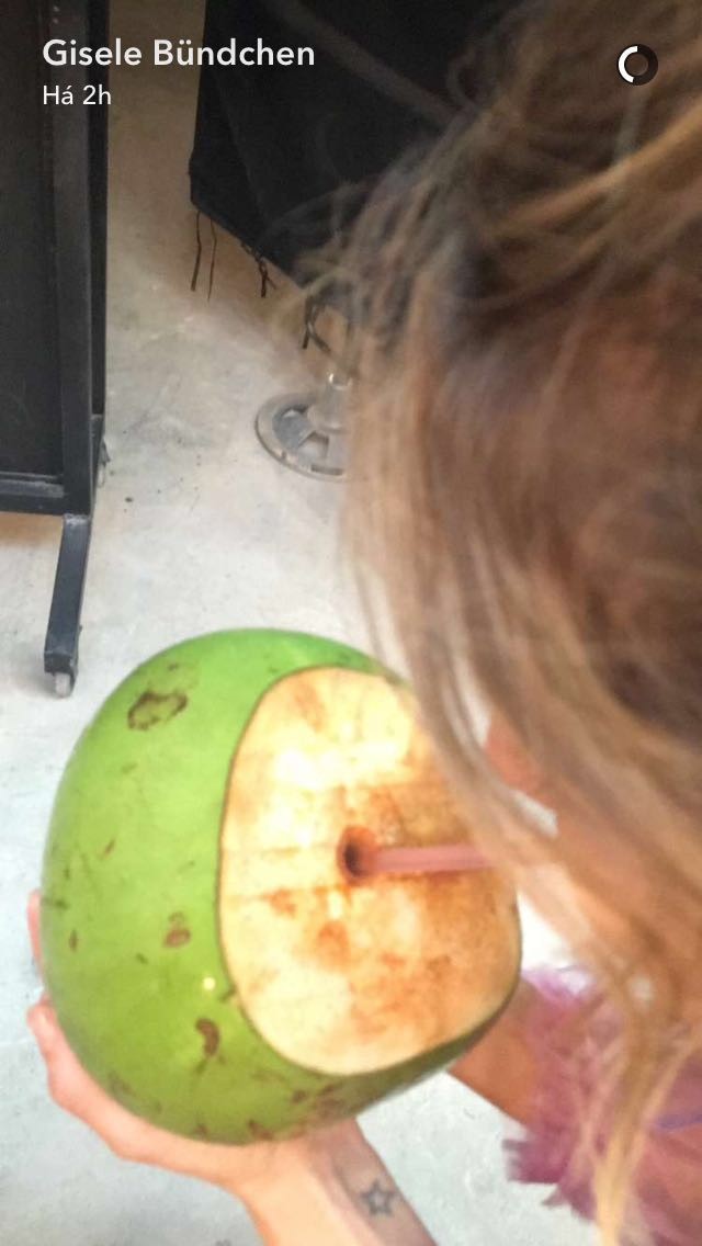 O primeiro snap de Gisele: água de coco nos bastidores de shoot (Foto: Reprodução/Snapchat)