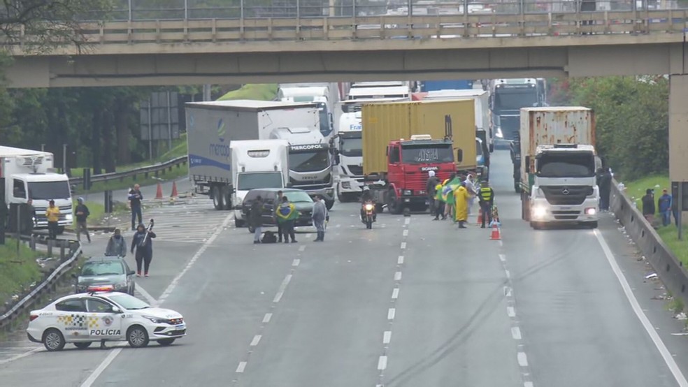 Bloqueio de bolsonaristas na Rodovia Castello Branco em SP (imagem de arquivo) — Foto: Reprodução/TV GLobo