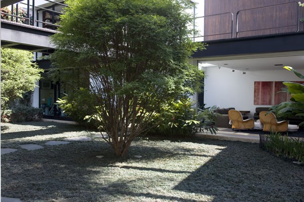 Uma casa minimalista integrada à natureza em plena metrópole (Foto: Salvador Cordaro/ Photopress.com)
