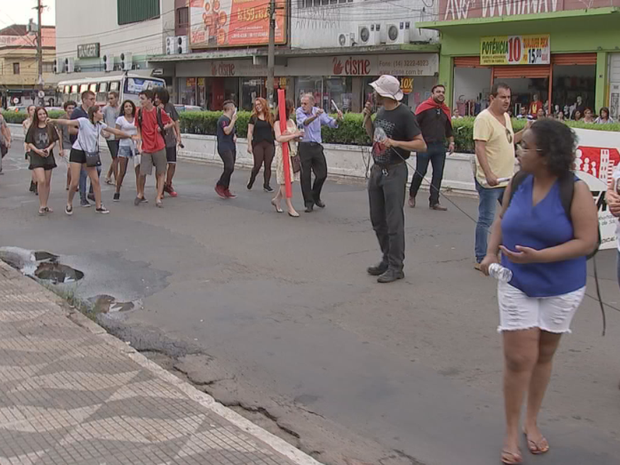 G1 - Grupo protesta na região de Bauru e Marília contra a