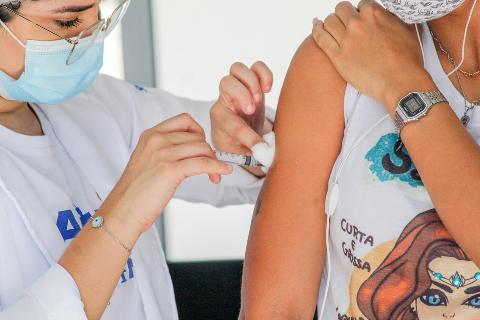Foto de arquivo: Aplicação da segunda dose da vacina contra a Covid-19 nos moradores da Comunidade da Maré, no Rio de Janeiro (RJ), nesta quinta-feira (14). — Foto: FERNANDO SILVA /FUTURA PRESS/FUTURA PRESS/ESTADÃO CONTEÚDO