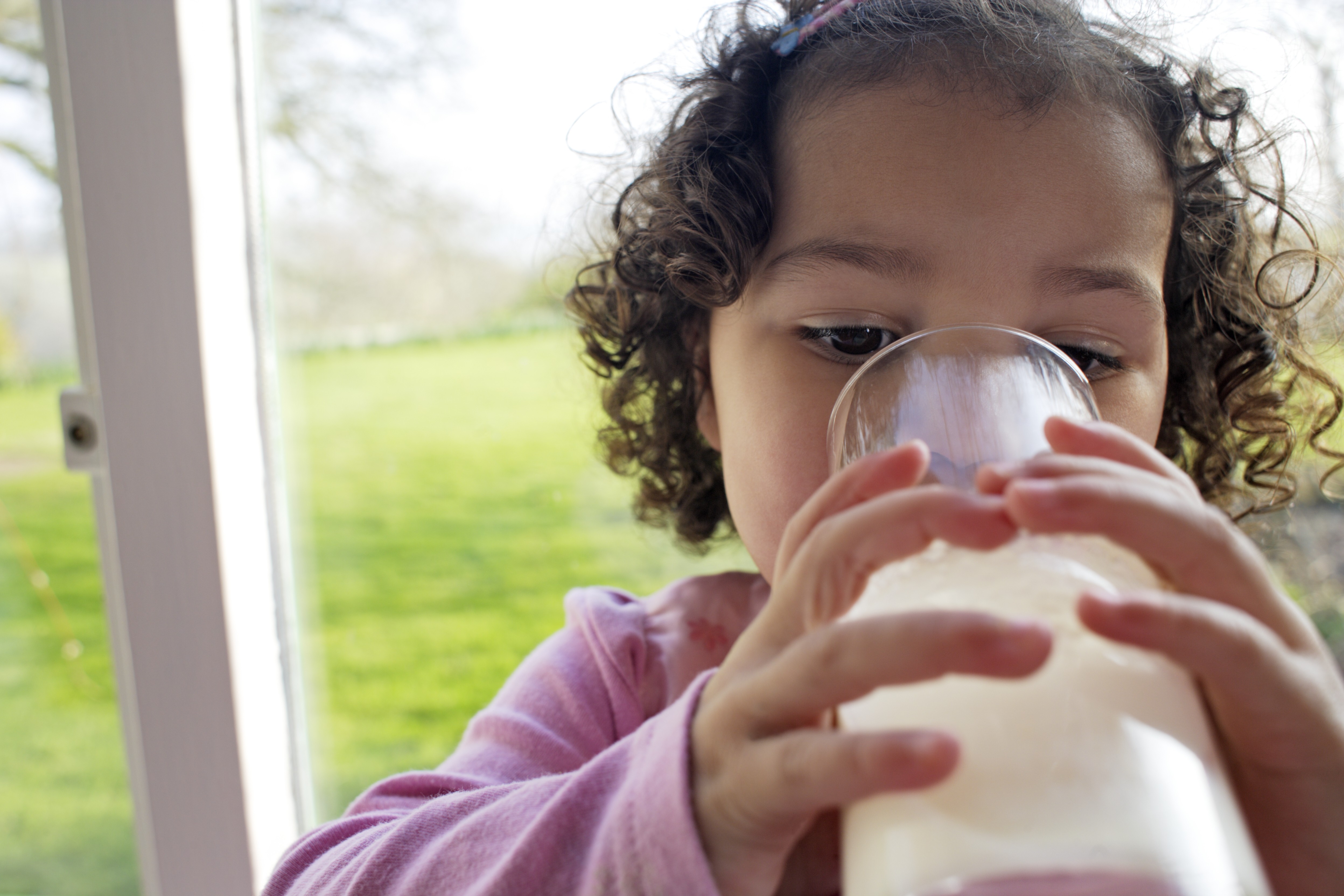 Criança tomando leite (Foto: Getty Images)
