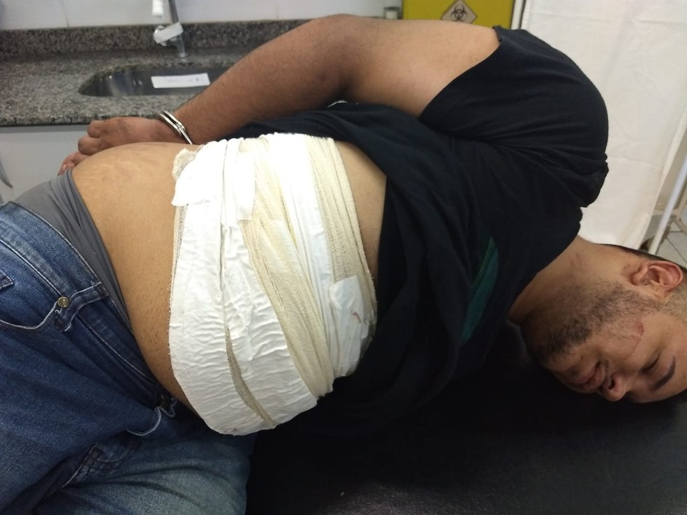 Jair Dorileo Neto foi preso com droga enfaixada no abdÃ´men no aeroporto de VÃ¡rzea Grande â Foto: PolÃ­cia Militar de VÃ¡rzea Grande