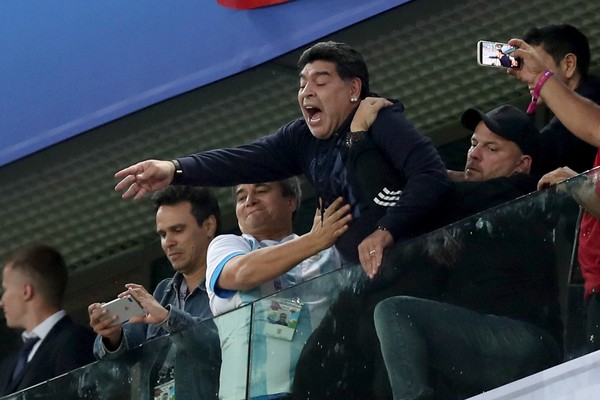 O ex-jogador argentino Diego Armando Maradona celebrando durante a partida entre Argentina e Nigéria na Copa do Mundo  (Foto: Getty Images)