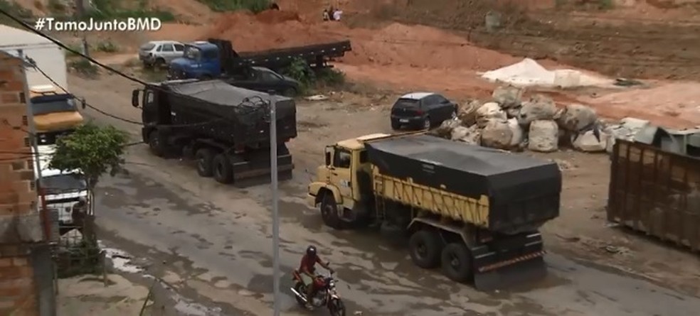 Via estÃ¡ cheia de buracos e atrapalha a passagem de carros e pedestres â?? Foto: ReproduÃ§Ã£o/ TV Bahia