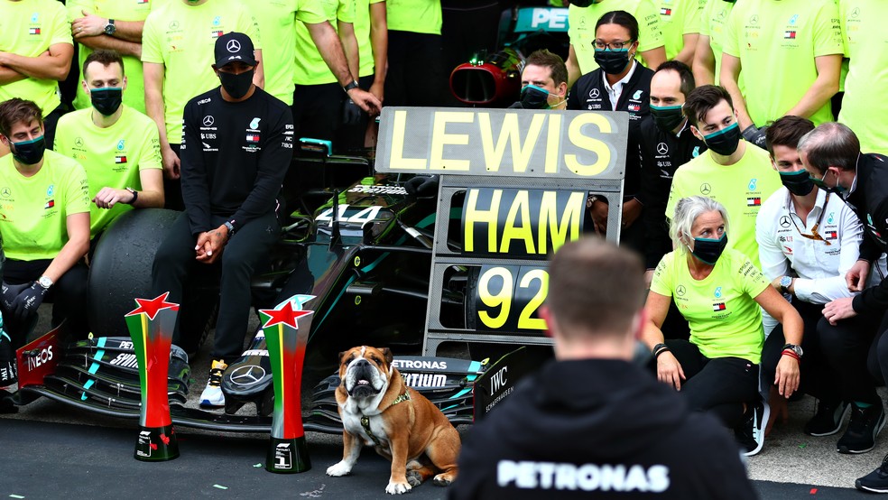 A festa pela 92ª vitória de Lewis Hamilton com a equipe Mercedes e o buldogue inglês Roscoe — Foto: Dan Istitene/F1 via Getty Images