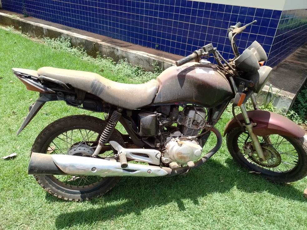 As duas motocicletas foram roubadas nos municípios de Itaituba e Medicilândia.  — Foto:  PM de Rurópolis/Divulgação