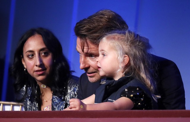 WASHINGTON, DC - OCTOBER 27: Bradley Cooper (C) and his daughter Lea De Seine Shayk Cooper (R) attend the 22nd Annual Mark Twain Prize for American Humor at The Kennedy Center on October 27, 2019 in Washington, DC. (Photo by Paul Morigi/Getty Images) (Foto: Getty Images)