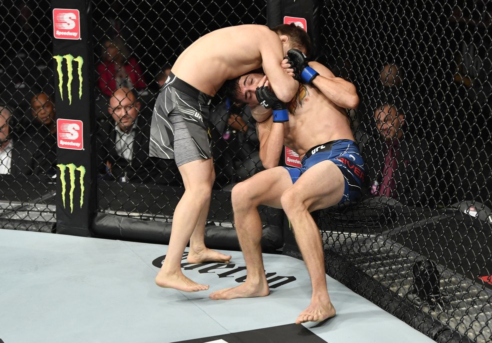Zhalgas Zhumagulov estrangula Jerome Rivera com um triângulo de mão na luta de abertura do UFC 264 — Foto: Getty Images