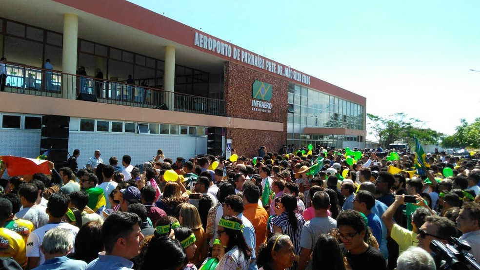 PopulaÃ§Ã£o de ParnaÃ­ba aguarda a chegada do presidente ao aeroporto Internacional de ParnaÃ­ba. â Foto: AndrÃª Nascimento/G1