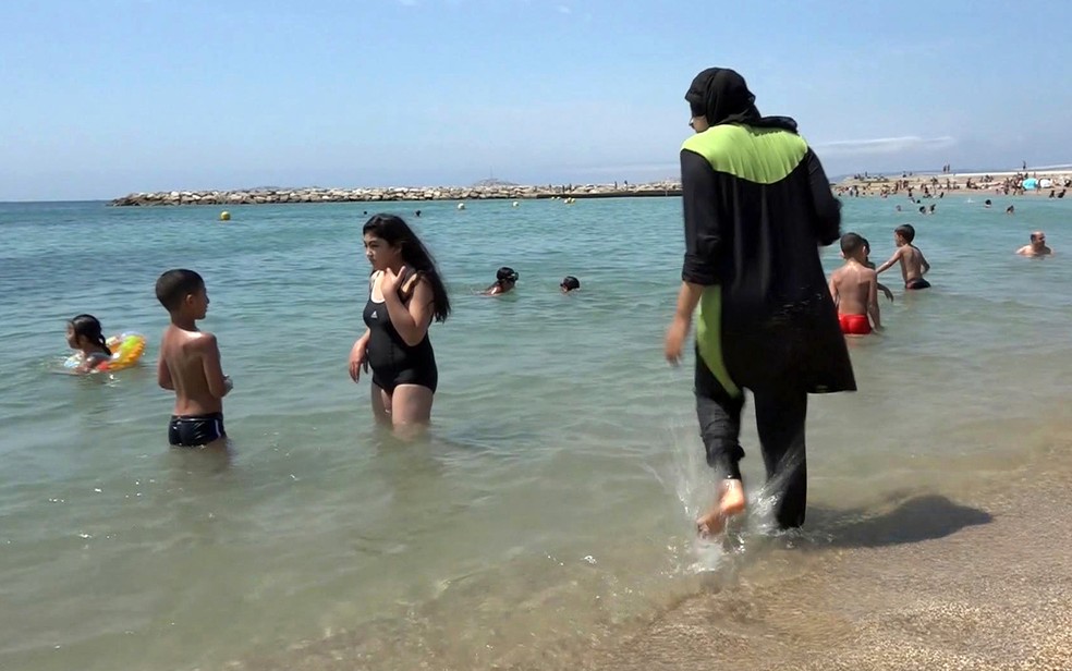 Em foto de arquivo, Nissrine Samali entra no mar usando a veste tradicional islâmica em Marseille, no sul da França— Foto: AP Photo