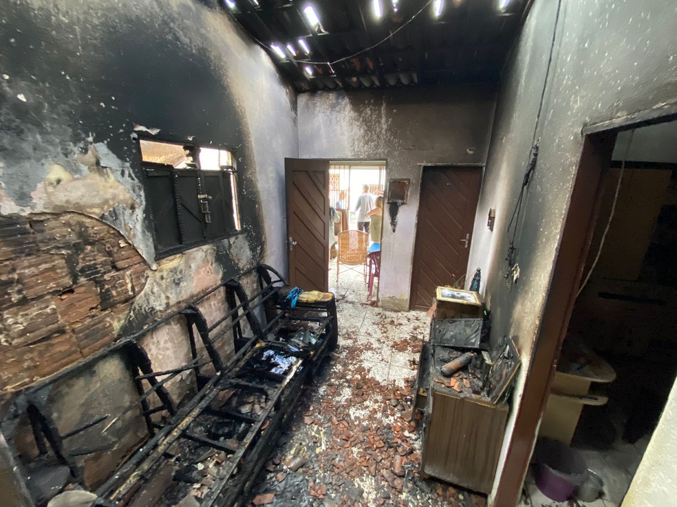 Criminosos incedeiam casas na Zona Norte de Natal — Foto: Pedro Trindade/Inter TV Cabugi